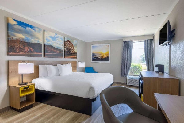 Days Inn & Suites by Wyndham Fayetteville NW Ft Bragg image 1