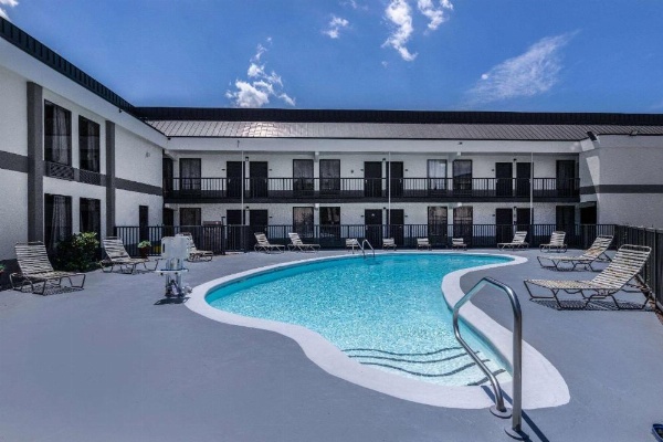 Days Inn & Suites by Wyndham Fayetteville NW Ft Bragg image 11