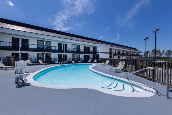 Days Inn & Suites by Wyndham Fayetteville NW Ft Bragg image 12
