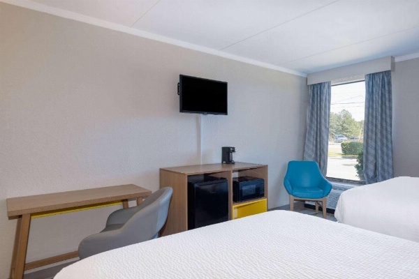 Days Inn & Suites by Wyndham Fayetteville NW Ft Bragg image 17