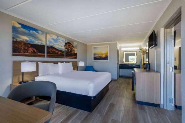 Days Inn & Suites by Wyndham Fayetteville NW Ft Bragg image 26