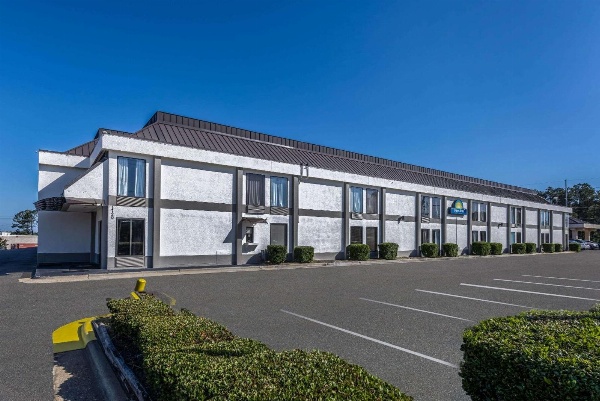 Days Inn & Suites by Wyndham Fayetteville NW Ft Bragg image 3