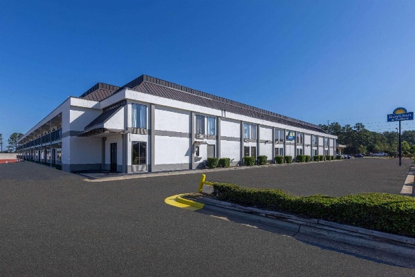 Days Inn & Suites by Wyndham Fayetteville NW Ft Bragg image 4