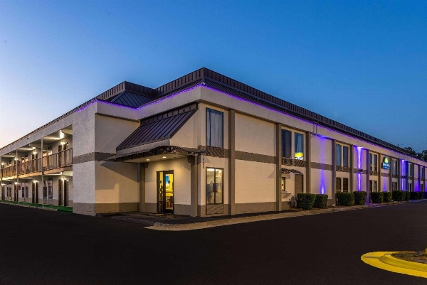 Days Inn & Suites by Wyndham Fayetteville NW Ft Bragg image 5