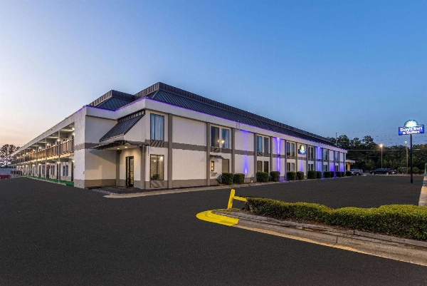 Days Inn & Suites by Wyndham Fayetteville NW Ft Bragg image 6