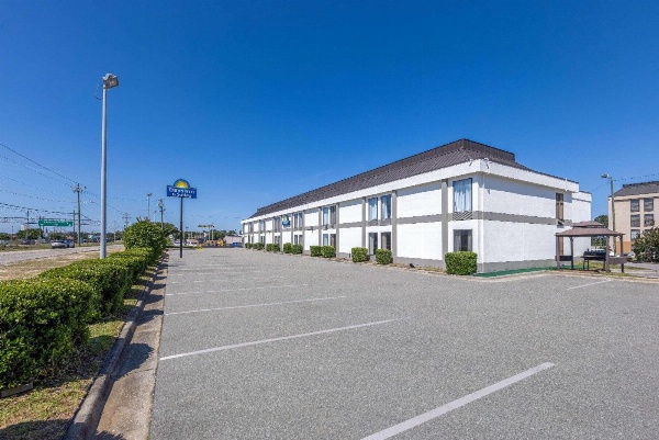 Days Inn & Suites by Wyndham Fayetteville NW Ft Bragg image 7