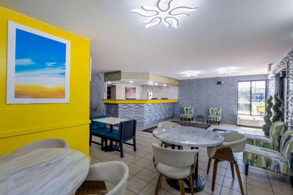 Days Inn & Suites by Wyndham Fayetteville NW Ft Bragg image 9